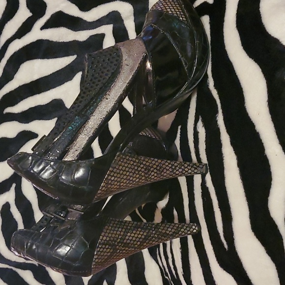Aldo Black/Silver/ Patent Leather heels - Picture 2 of 3
